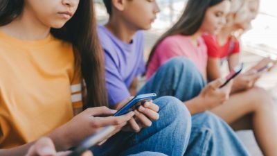 Proibição não afastou jovens das redes sociais na Austrália