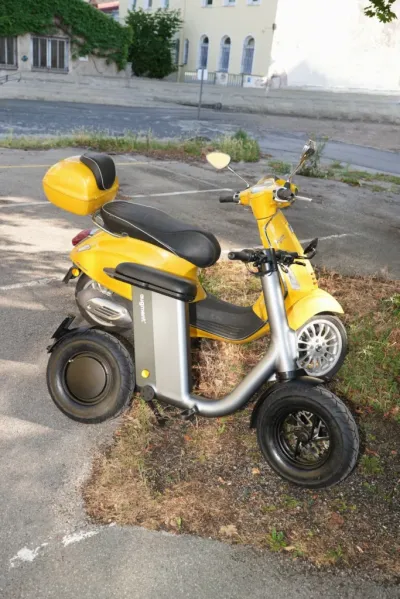 Scooter elétrica dobra a roda e cabe até no elevador do prédio